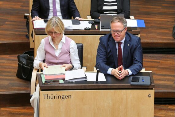 Katja Wolf und Mario Voigt im Archiv; Zusammenarbeit von CDU/SPD/Thüringen.Gerecht im Thüringer Landtag.