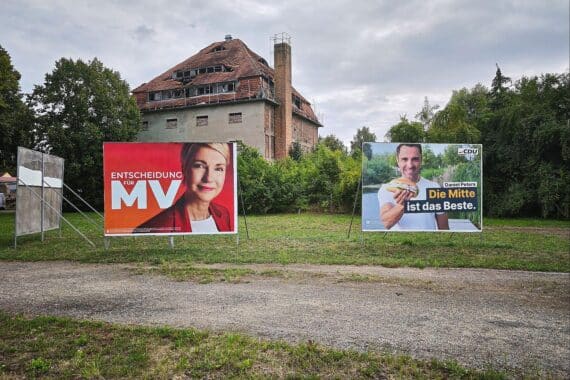 Wahlplakate zur Landtagswahl 2026: Manuela Schwesig und Daniel Peters, CDU fordert Kurswechsel.