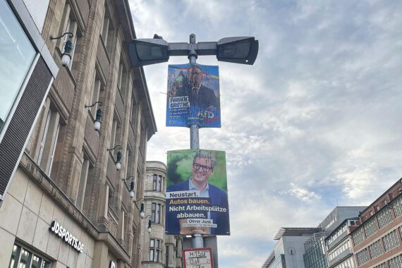 Wahlplakate zur Kommunalwahl in Niedersachsen: CDU siegt trotz Verlusten, AfD wächst stark.
