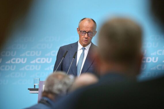 Friedrich Merz vor Presse-/Parteikulisse, am 07.09.2026 (dts Nachrichtenagentur), zum AfD-Wahlsieg in Sachsen-Anhalt.