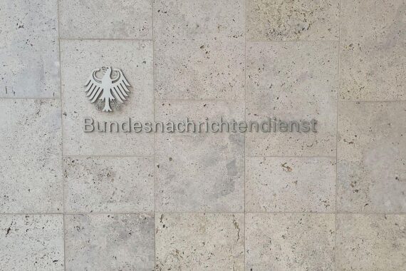Marc Henrichmann (CDU) und PKGr-Beratung in Berlin; Archivfoto des Bundesnachrichtendienstes im Hintergrund.