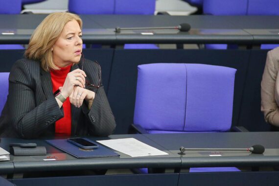 Alexander Hoffmann kritisiert keine Entlassung von SPD-Ministerin Bärbel Bas; Politiker im Gespräch.