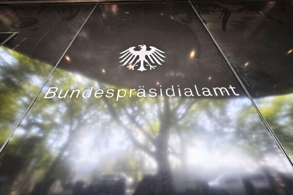 Bundespräsident Steinmeier hält eine Orientierungsrede, CSU-Politiker fordert sie wegen Verunsicherung in Deutschland.