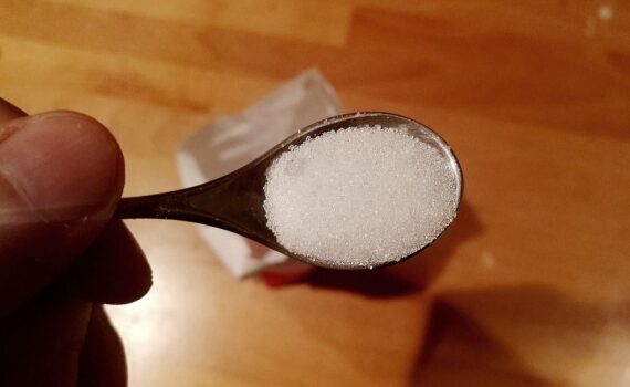 Archivfoto mit Zucker, daneben Hinweis auf mögliche Zuckersteuer: Coca-Cola warnt vor Preissteigerungen und Jobverlusten.
