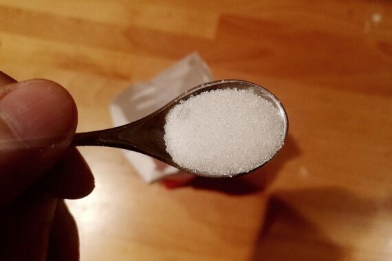 Archivfoto mit Zucker, daneben Hinweis auf mögliche Zuckersteuer: Coca-Cola warnt vor Preissteigerungen und Jobverlusten.