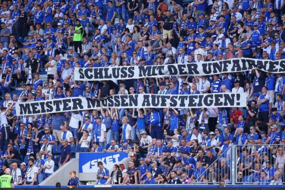 Fußballfans protestieren im Archiv für die Regionalliga-Reform; DFB kündigt Bundestag zum 18.12.2026 an.