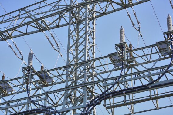 Strommast der Energieinfrastruktur (Archiv): DGB fordert Entlastungen gegen steigende Energiekosten und Tankpreise.