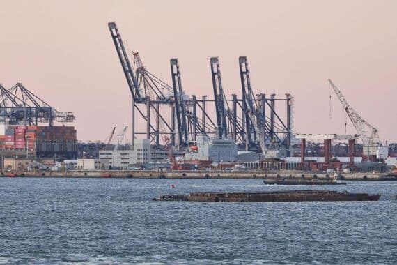 Industrieanlagen im Archiv, während EU-Wirtschaft auf schnelle Handelspolitik nach US-China-Zollpause drängt.