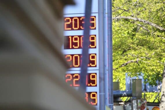Eine Tankstelle (Archiv): DIW-Präsident Marcel Fratzscher kritisiert Tankrabatt und fordert direkte Zahlungen.