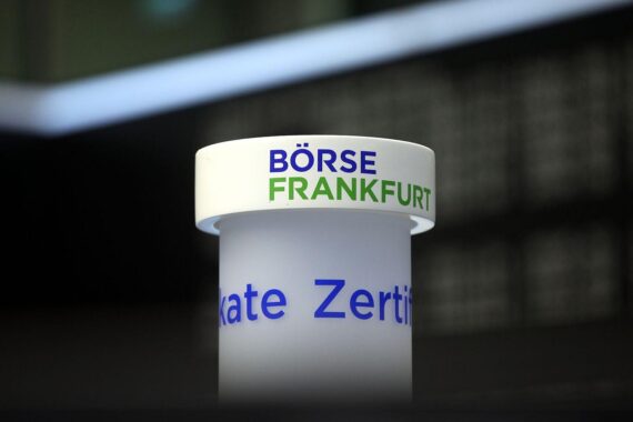 Frankfurter Börse; DAX im Plus, VW-Aktie wegen Stellenkürzungen vorn.