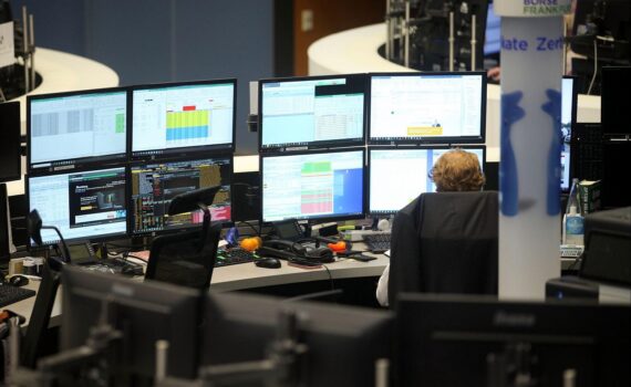 Frankfurter Börse: DAX fällt, Euro und Gold sinken, Öl steigt; Aktien wie Beiersdorf im Plus.