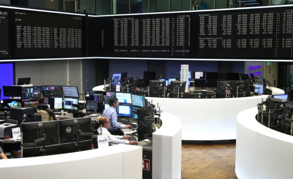Frankfurter Börse: DAX startet mit Gewinnen, Analysten warten auf Bank of England, Blick auf Kursliste.