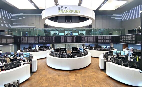 Frankfurter Börse: DAX steigt leicht, Anleger beobachten Fed-Zinsentscheid; Euro stabil, Ölpreis fällt moderat.