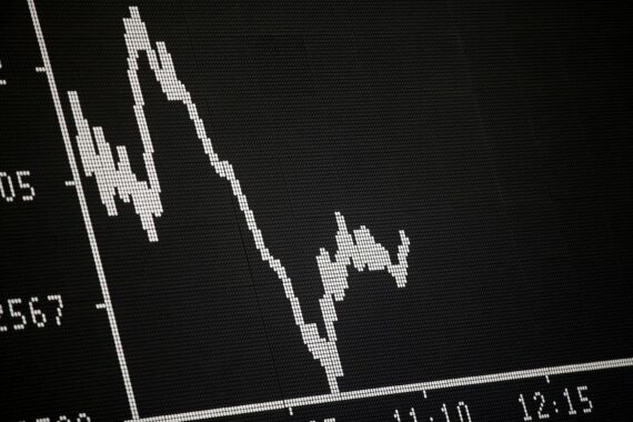 Anzeigetafel in der Frankfurter Börse: Dax unter Druck, rote Kurse, Blick auf Index- und Währungsdaten.