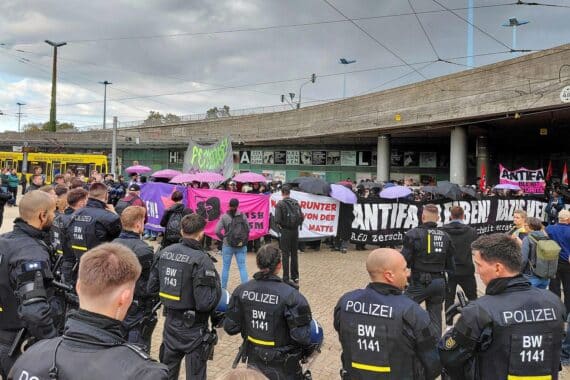 Vermummte Antifa-Demonstranten in Halle, mit Polizeipräsenz; Tausende protestieren gegen Rechtsruck.