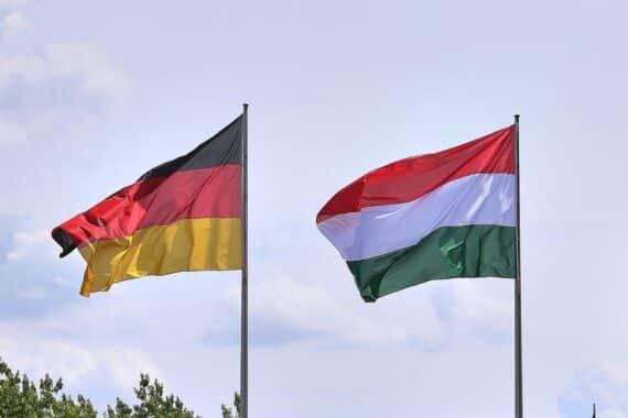 Fahnen von Deutschland und Ungarn im Archiv: erneuerte bilaterale Beziehungen, EU und NATO.