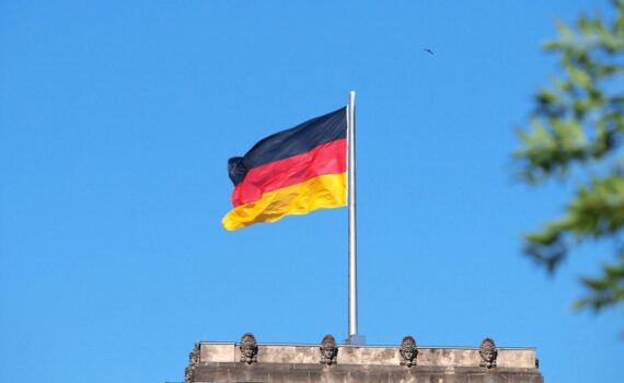 Deutschlandflagge (Archiv) vor Hintergrund Davos: Deutsches Haus für wirtschaftliche Gespräche.