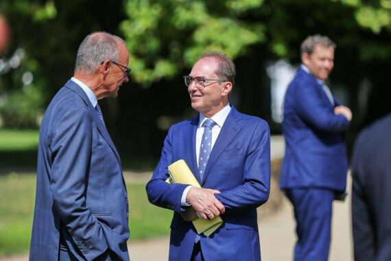 Friedrich Merz und Alexander Dobrindt im Archivfoto, daneben Lars Klingbeil: Koalitionsstreit nach Landtagswahlen.