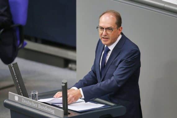 Alexander Dobrindt spricht im Bundestag, Thema: stärkere Sicherheitsarchitektur, Abwehr gegen hybride Bedrohungen und Drohnen.