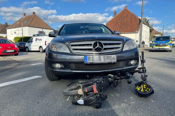 Polizeiarbeit nach Abbiegeunfällen: gestürzte Fahrradfahrerin, Rad unter Pkw, Verletzte in Bielefeld.
