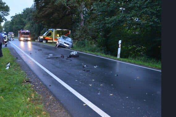 Frontalkollision zweier VW auf der Rathausstraße in Ovelgönne; Polizeiabsperrung, Unfallwagen abgeschleppt.