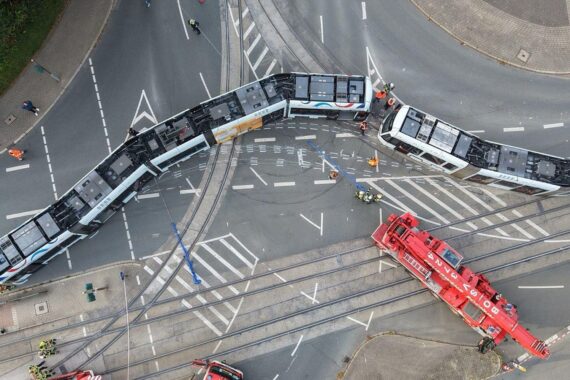 Feuerwehr und THW sichern eine entgleiste Straßenbahn in Bochum-Mitte, drei Leichtverletzte.