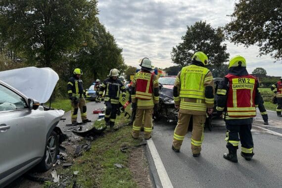 Feuerwehr im Einsatz nach Frontalzusammenstoß zweier Pkw bei Ganderkesee, drei Schwerverletzte.