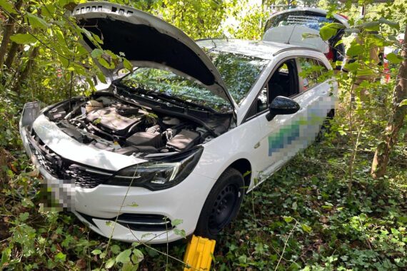 Unfall in Monheim: Opel Astra im Gebüsch, drei verletzte Frauen, Polizei meldet.