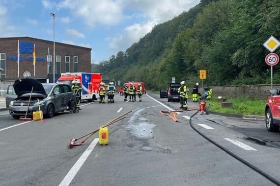 Verkehrsunfall auf der L97 bei Lindlar: zwei Autos kollidieren, mehrere Personen leicht verletzt (Archivfoto).