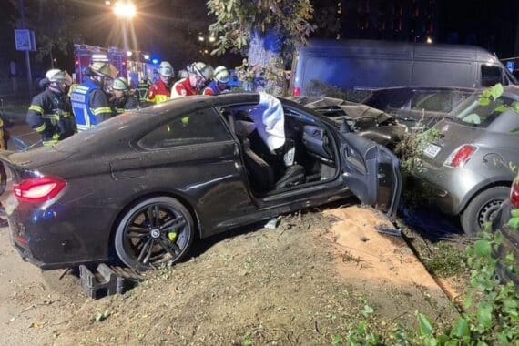 Verkehrsunfall in Dortmund: Einsatzkräfte an einem Unfallfahrzeug, Baumkollision, drei Verletzte.