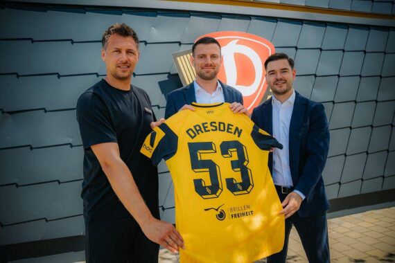Dynamo Dresden: Brillenfreiheit Exklusiv-Partner; Sören Gonther, Marco Meinert und Franz Scherf posieren im Stadion.