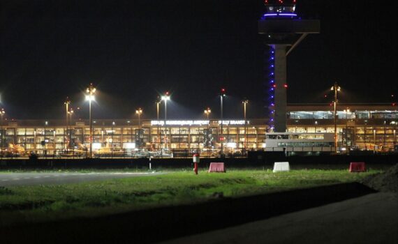 Flughafen BER bei Nacht: Drohne über der Nordbahn, vorübergehende Luftraumsperrung und Flugausfälle.