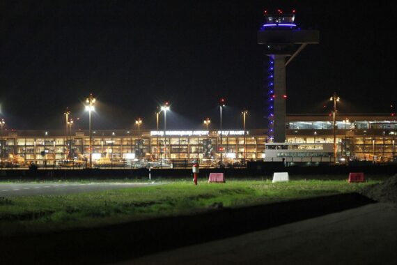 Flughafen BER bei Nacht: Drohne über der Nordbahn, vorübergehende Luftraumsperrung und Flugausfälle.