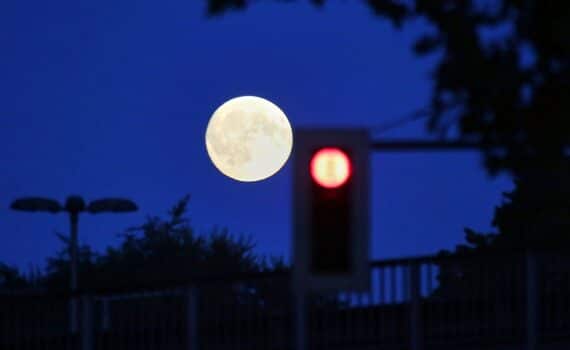 Mond im Archiv: ESA-Chef Aschbacher skeptisch, Europas Mond-Mission in Planung, Raketenstart in Europa.