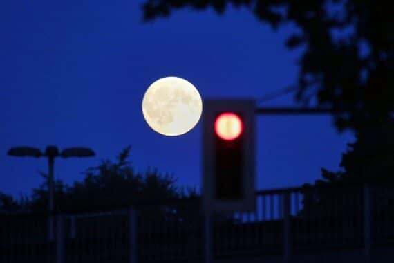 Mond im Archiv: ESA-Chef Aschbacher skeptisch, Europas Mond-Mission in Planung, Raketenstart in Europa.