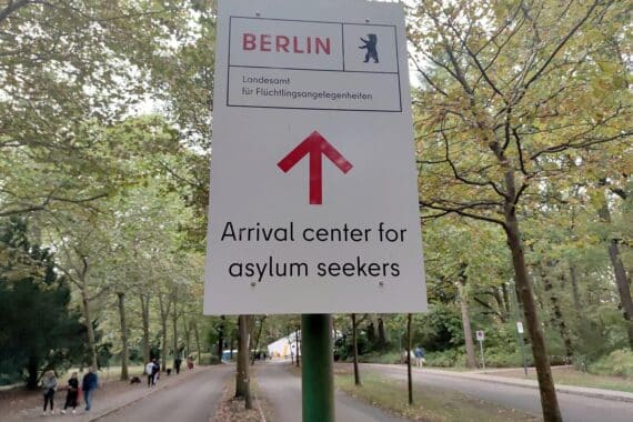 Ankunftszentrum für Flüchtlinge (Archiv): Menschen und Gebäude, Symbol für rückläufige Asylanträge in EU.