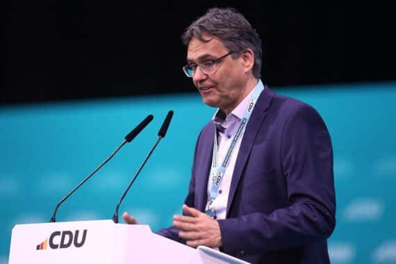 Peter Liese (CDU), EU-Emissionshandel: lockere Investitionspflicht für Unternehmen; CO₂-Zertifikate, Klimaschutz-Integration, ETS.