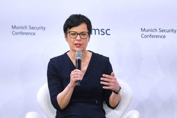 Marta Kos (EU-Kommissarin) vor EU-Flaggen, im Kontext Kritik an Serbiens Beitrittsverhandlungen.