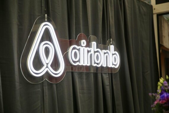 EU plant Regulierung von Airbnb-Kurzzeitvermietungen; Deutsche Verbände warnen vor unnötiger Bürokratie und Sündenbock.