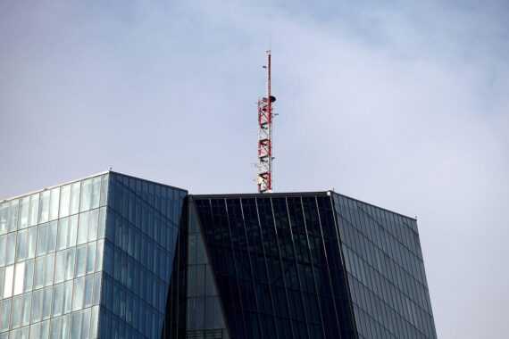 EZB in Frankfurt: Leitzins-Erhöhung beschlossen, EZB-Gebäude im Hintergrund (Archivfoto).