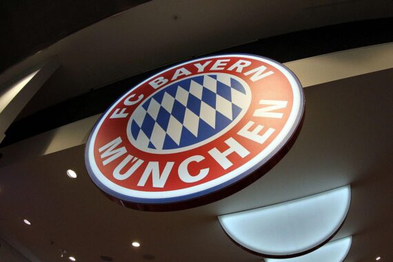 FC Bayern Logo im Fanshop (Archiv), als Bildmotiv zum Todestag von Peter Hermann.