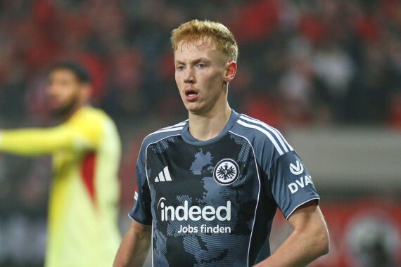 Fußballprofi Hugo Larsson im Eintracht-Trikot; Archivfoto, Übertragung zu Fulham FC als Leihgeschäft mit Kaufpflicht.