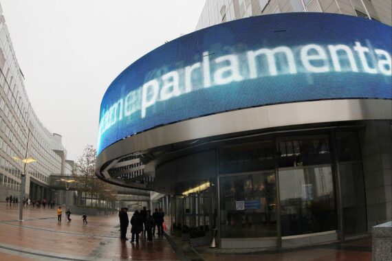 EU-Parlament in Brüssel im Archiv: Europaabgeordneter Peter Liese diskutiert Reform der Emissionshandels-Investitionspflicht.