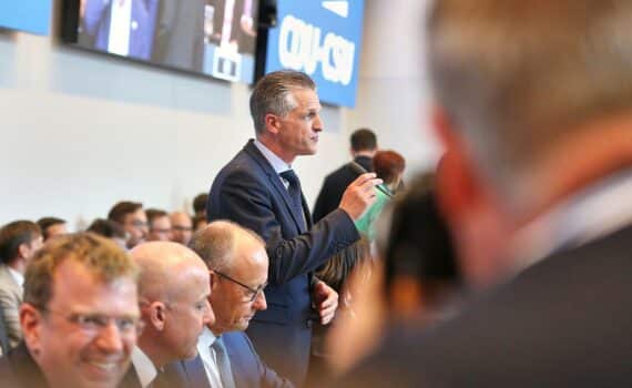 Unions-Fraktionssitzung im Bundestag: CDU-Vorsitz Merz, emotionale Rede von Digitalminister Wildberger, heftige Kritik.