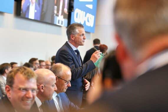 Unions-Fraktionssitzung im Bundestag: CDU-Vorsitz Merz, emotionale Rede von Digitalminister Wildberger, heftige Kritik.