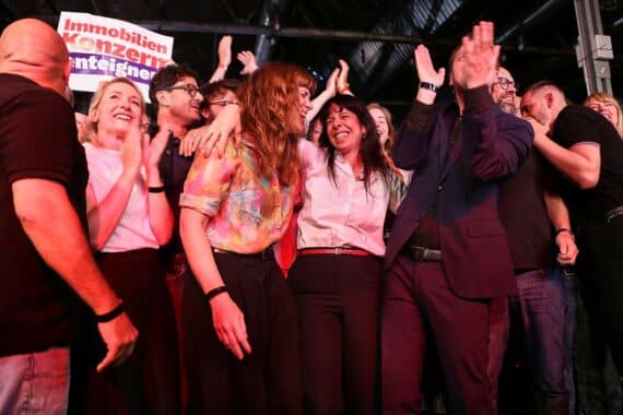 Wahlparty der Linken in Berlin mit Gästen, Party-Licht und Wahlkampf-Atmosphäre.
