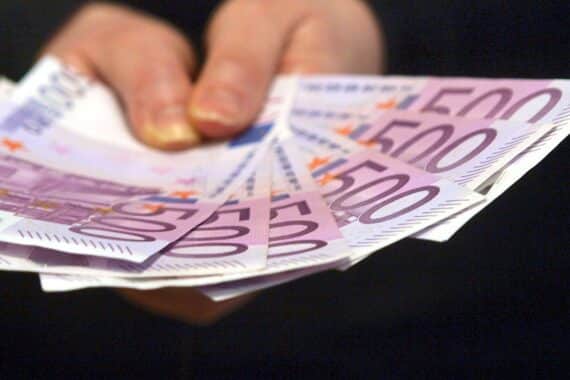 500-Euro-Geldscheine (Archiv) als Symbol für Energiekrisengeld und staatliche Entlastung der Bürger.