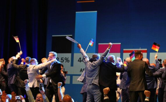 AfD-Wahlparty in Magdeburg: Wahlabend, bekannte Gesichter, Wahlplakate, Ergebnis-Tafeln zur Landtagswahl in Sachsen-Anhalt.