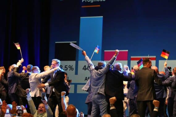 AfD-Wahlparty in Magdeburg: Wahlabend, bekannte Gesichter, Wahlplakate, Ergebnis-Tafeln zur Landtagswahl in Sachsen-Anhalt.