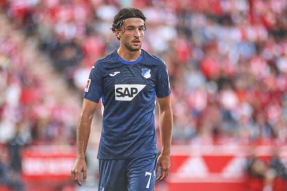 Fußballspiel: OFI Kreta feiert 2:0-Sieg über TSG Hoffenheim – Spieler jubeln im Stadion.